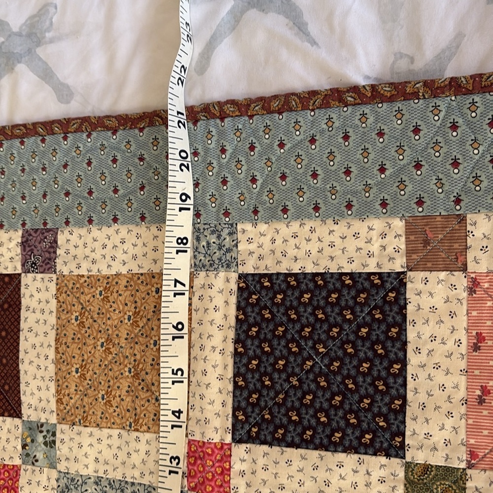 Patchwork Quilt with Multicolor Squares - Picture 2 of 11